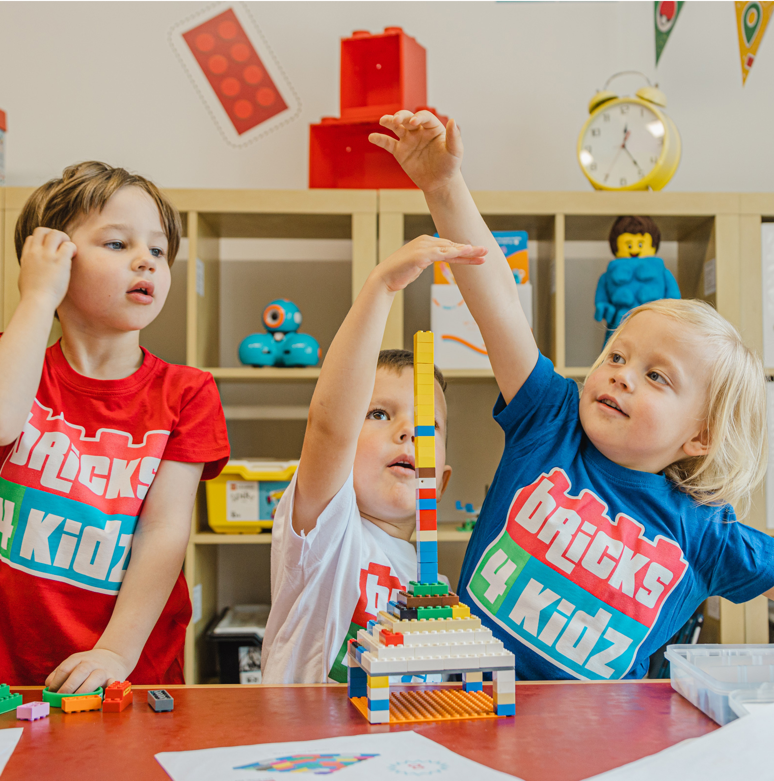 Zespół edukatorów Mądre Klocki podczas prowadzenia warsztatów dla dzieci